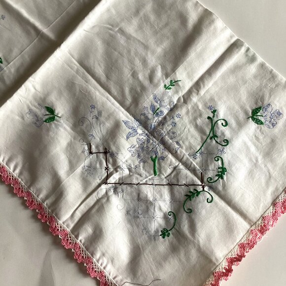Unfinished White Vintage Embroidered Tablecloth With Embroidery Floss - Picture 3 of 6